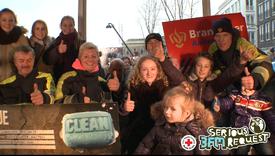 Brandweer Aalten overhandigd cheque met ruim 2800 euro in het Glazen Huis, Leeuwarden.