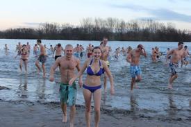 Ruim 100 belangstellenden voor Nieuwjaarsduik in de Slingeplas, Bredevoort.