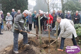 Wethouder Johan sluit werkzaamheden Project De Hoven af met planten van een lindeboom.