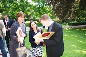Boekpresentatie tussen kasteel en kerk