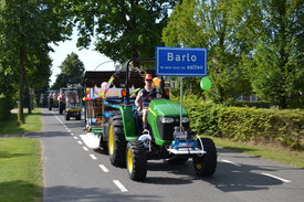 Optocht Barlo: Mooie wagens, actuele thema s en een kritische noot