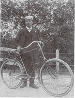 Wie kent deze man bij deze Burgers Safety Fiets uit het jaar 1894?