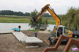Leggen laatste element Vestingpad in tuin van St. Bernardus