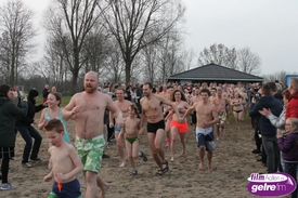 Ruim 100 belangstellenden voor Nieuwjaarsduik Slingeplas Bredevoort.