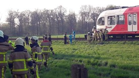 Trein botst met auto in Aalten, inzittende overleden
