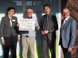 Cheque voor Hospicegroep De Lelie van gemeente Winterswijk